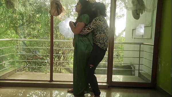 Casal indiano troca beijos doces e momentos carinhosos