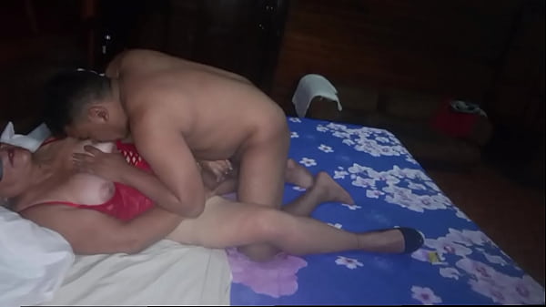 Chupa a buceta da coroa madura e ela faz boquete em mim