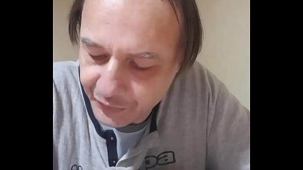 Coroa curiosa espiando meio-irmão no banheiro