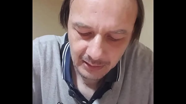 Coroa espiando meio-irmão se masturbando no banheiro