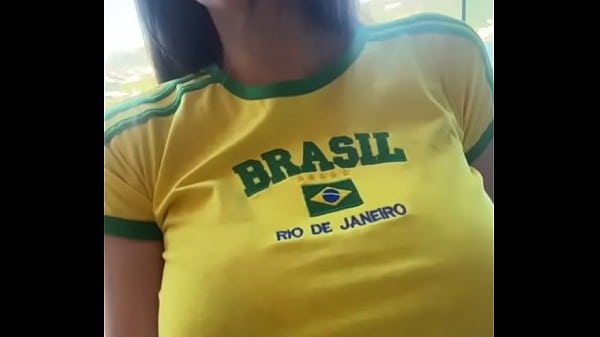 Coroa gostosa tirou o sutiã e mostrou peitos leitosos
