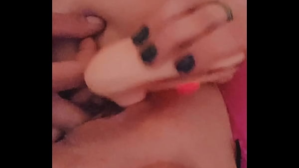 Coroa madura relaxa pussy apertado com ajuda de pau