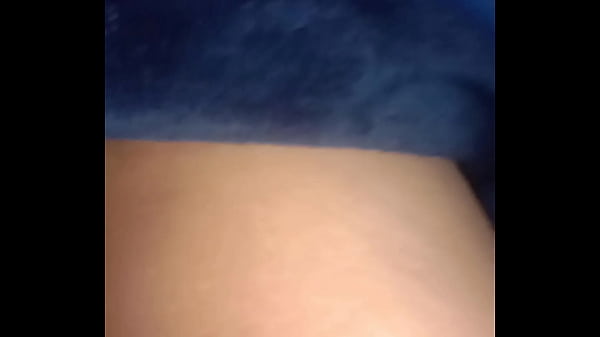 Delicioso momento de carinho sob o cobertor quentinho