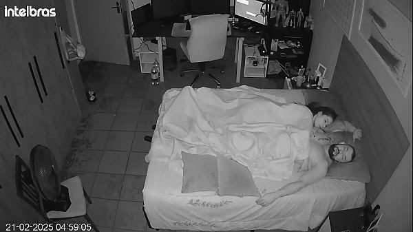 Eles fingem esquecer a câmera loucamente no quarto cheio de tesão
