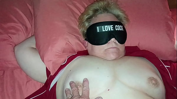 Esposa coroa de 63 anos adora brinquedos tanto quanto pau
