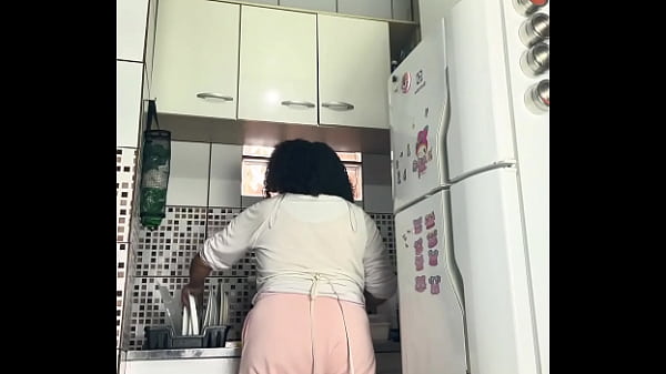 Esposa gordinha solta pum enquanto lava louça no voyeur