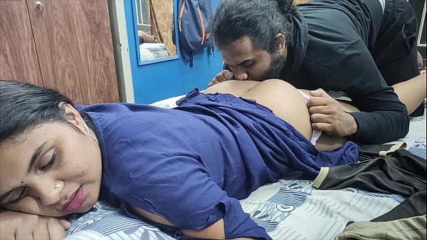 Esposa maluca da mallu se despe e se masturba com colega novinho no quarto