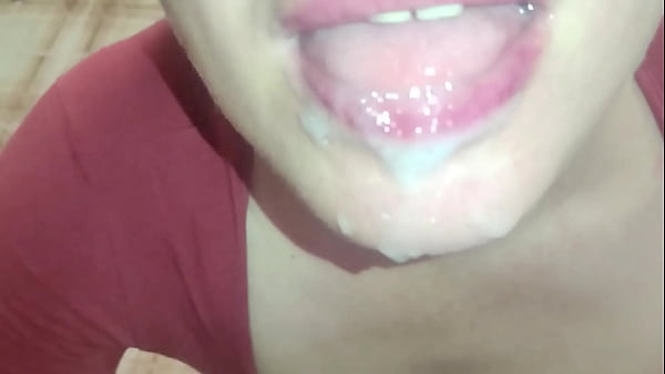 Esposa recém-casada traiu o marido e ofereceu a buceta e a boca