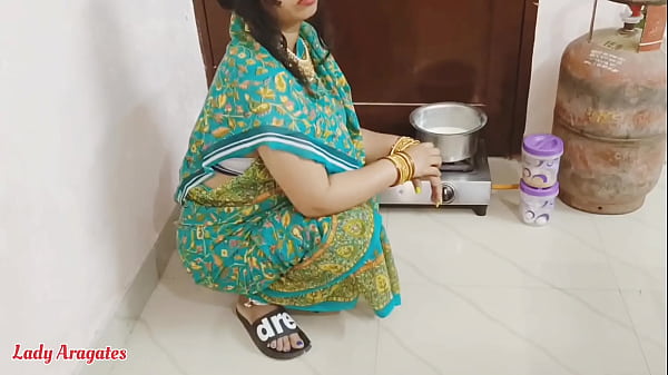 Fodi minha empregada na cozinha de manhã enquanto ela preparava frango para mim