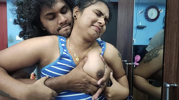 Garota universitária indiana molhada recebe chupada e pau na buceta