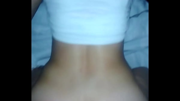 Gordinha bunduda se diverte com pau enorme na cama