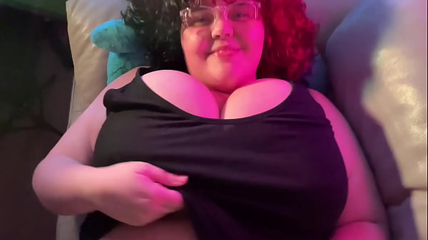 Gordinha de peitos grandes faz sexo missionário em pov