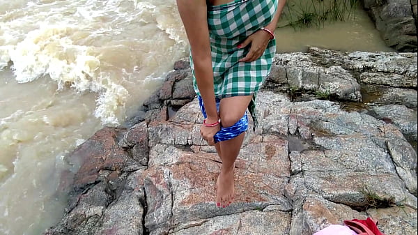 Gostosa madrasta se diverte na praia com gozada na floresta