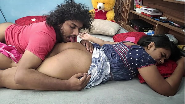 Irmã indiana come a bunduda toda antes do namorado gozar nela