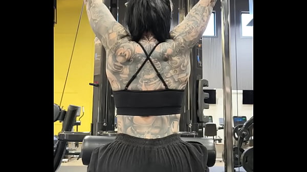 Lat pulldown com a musa mãe praticando exercícios