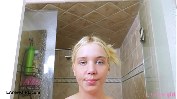 Loira atraente toma banho sozinha e se excita
