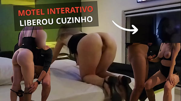 Macho gozou dentro do cuzinho que escorreu pra bucetinha no motel