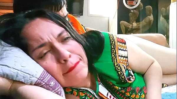 Madrasta indiana é fodida com força pelo enteado