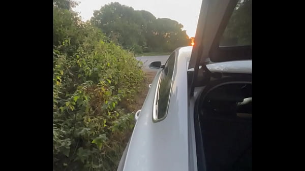 Madrasta novinha fodida no estacionamento e gozada interna na buceta molhada