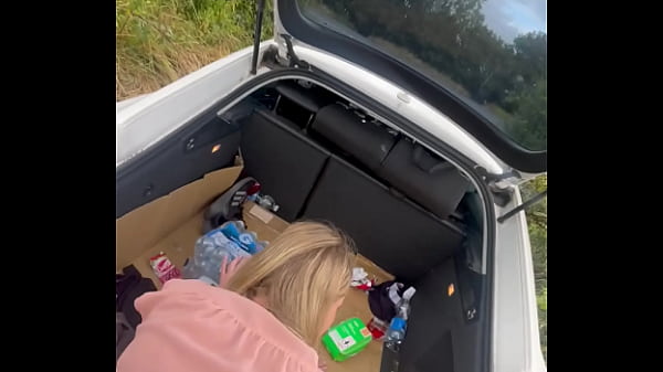 Madrasta novinha é fodida pelo enteado no carro estacionado