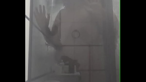 Madrasta sensual faz sexo intenso no banheiro da casa