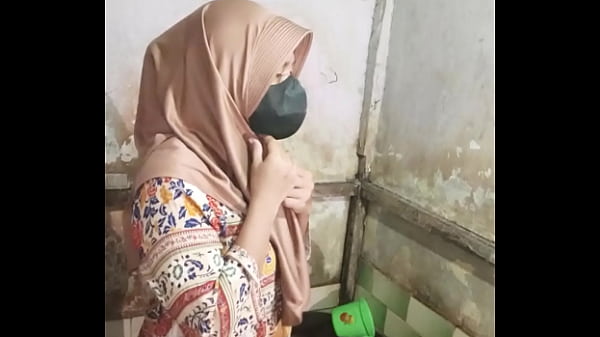 Mandi faz sexo oral no banheiro enquanto se masturba