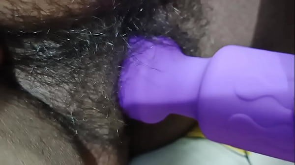 Marido ensina esposa insatisfeita a usar vibrador