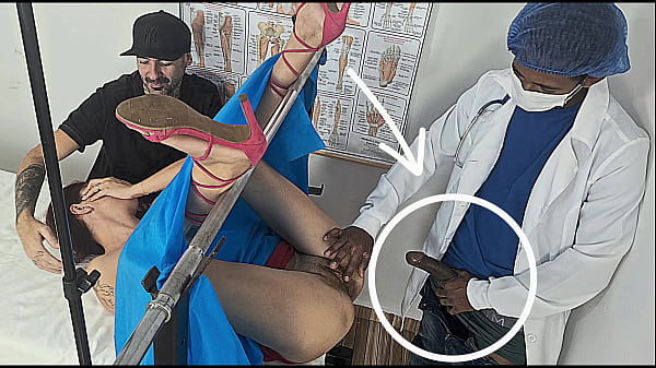 Médico negão goza por dentro da paciente traída atrás