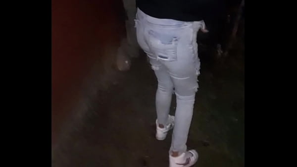 Minha cunhada bêbada faz xixi na rua depois da festa