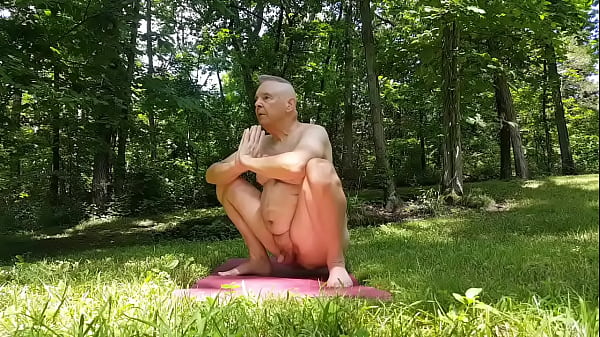 Mulher faz yoga pelada no parque e chama atenção
