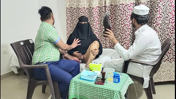 Mulher muçulmana é fodida pelo médico na frente do marido