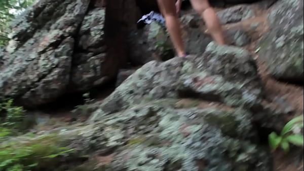 Mulher quente pelada passeia ao ar livre com fetiche de voyeur