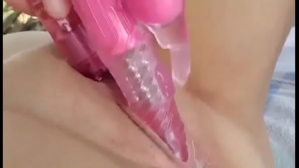 Mulher se masturbando sozinha na praia à noite