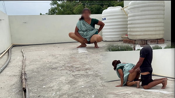 Mulher subiu no telhado e ficou se esfregando na frente de todos