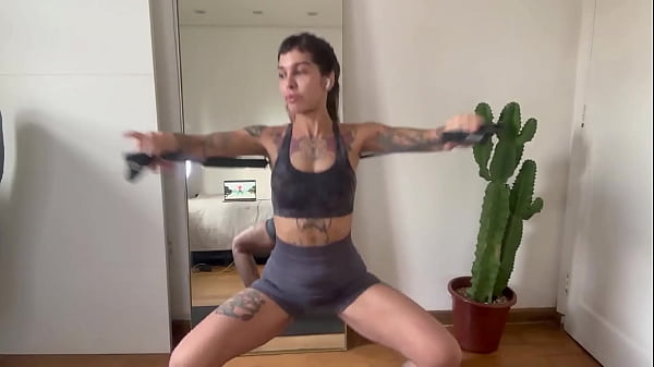 Nikatsu se exercita com alongamento e aquecimento sensual