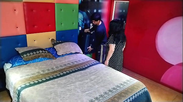 Não tem mais quartos no hotel, tive que dividir com minha madrasta
