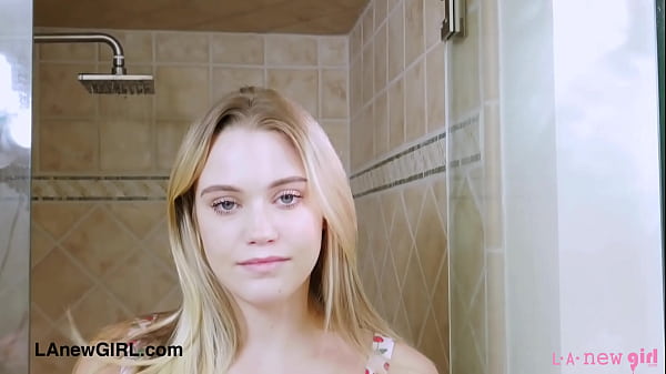Novinha loira bonita toma banho sozinha e relaxa