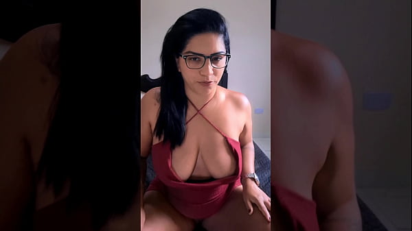 Professora safada cospe, mostra peito e goza no rosto do aluno