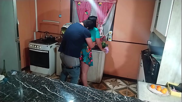 Quando a esposa adora sexo, a gente transa em todo canto da cozinha