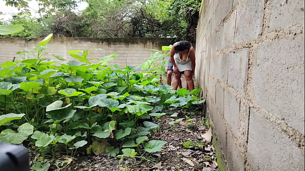 Quase fomos descobertos espiando a vizinha mexicana pelada ao ar livre