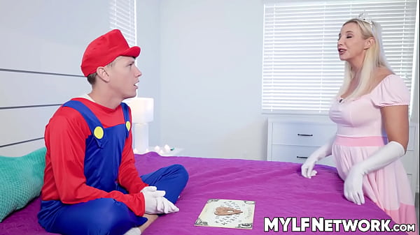 Sophia ama o halloween e adora um encontro assustador pra relaxar