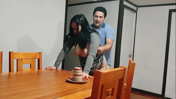 Trepa com a madrasta enquanto ela serve o café da manhã