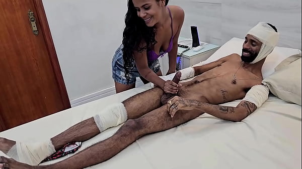 Visitou o amigo atropelado e deixou ele comer sua namorada novinha