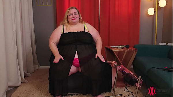 Vivienne rose é fodida por uma máquina em cena caseira